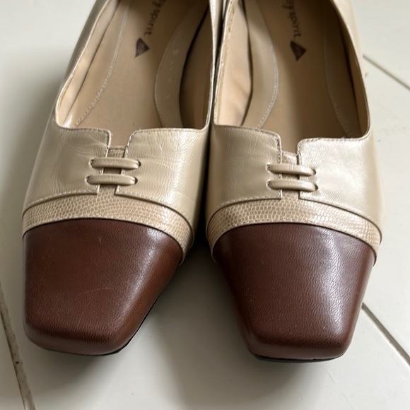 **3 for $30** Easy Spirit tan/cream low heeled smart shoe, 8W - Picture 2 of 7